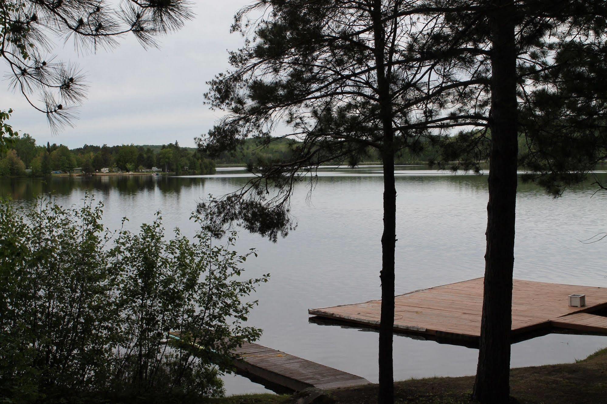 Algonquin'S Edge Resort Madawaska エクステリア 写真